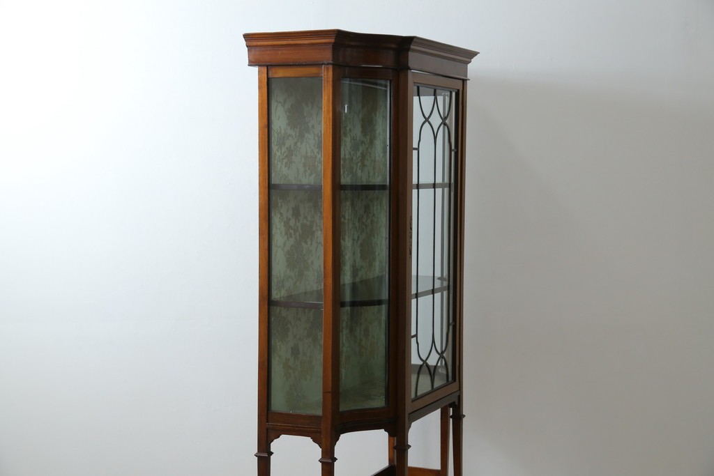 イギリスアンティーク　マホガニー材　象嵌入り　深みのある色合いが高級感を漂わせるキャビネット　(R-068784)