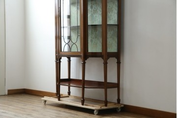 イギリスアンティーク　マホガニー材　象嵌入り　深みのある色合いが高級感を漂わせるキャビネット　(R-068784)