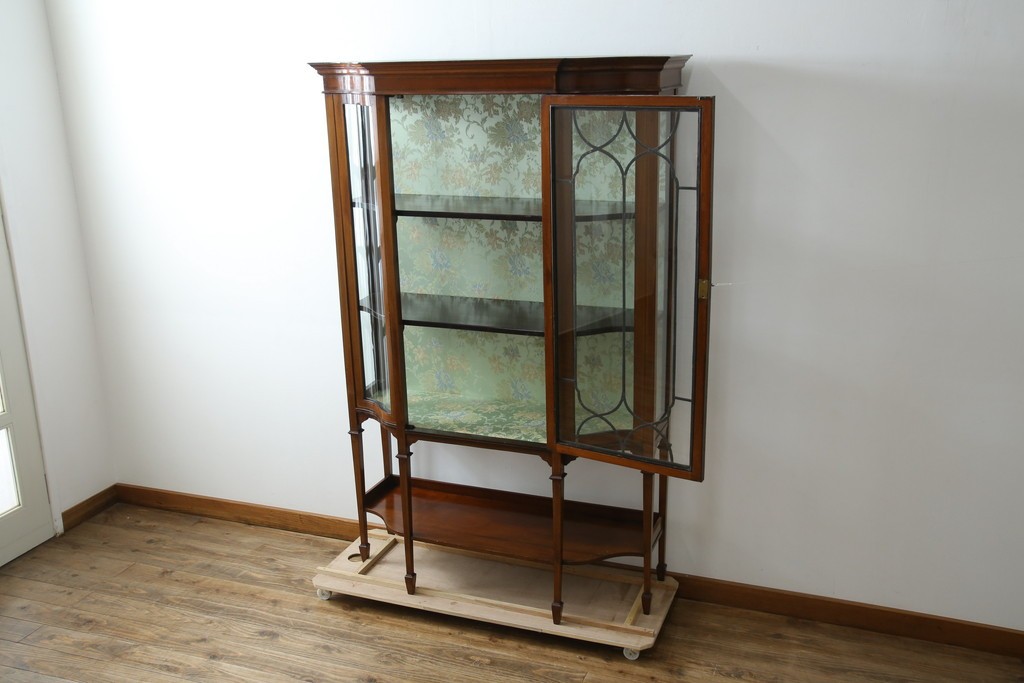 イギリスアンティーク　マホガニー材　象嵌入り　深みのある色合いが高級感を漂わせるキャビネット　(R-068784)