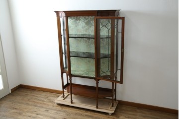 イギリスアンティーク　マホガニー材　象嵌入り　深みのある色合いが高級感を漂わせるキャビネット　(R-068784)