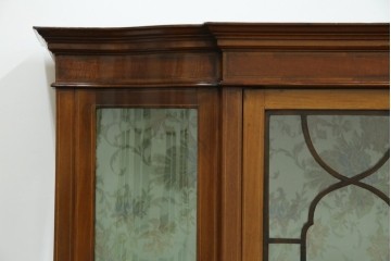 イギリスアンティーク　マホガニー材　象嵌入り　深みのある色合いが高級感を漂わせるキャビネット　(R-068784)