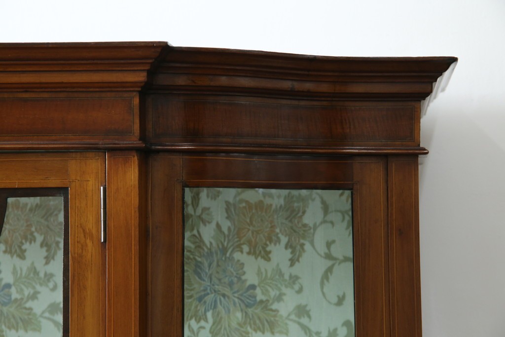 イギリスアンティーク　マホガニー材　象嵌入り　深みのある色合いが高級感を漂わせるキャビネット　(R-068784)