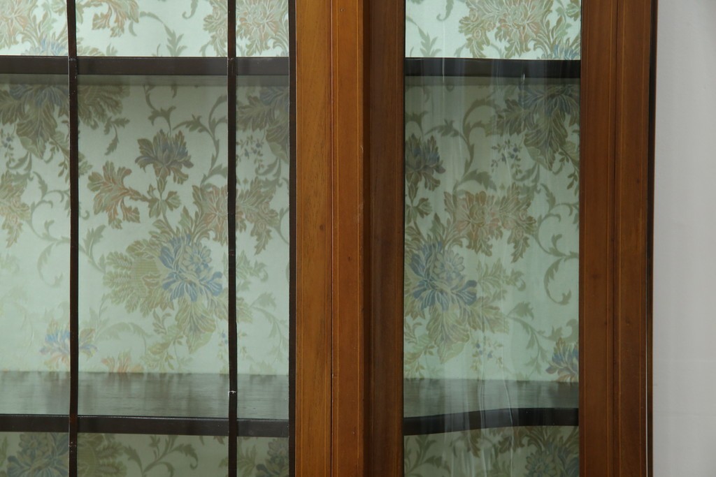 イギリスアンティーク　マホガニー材　象嵌入り　深みのある色合いが高級感を漂わせるキャビネット　(R-068784)