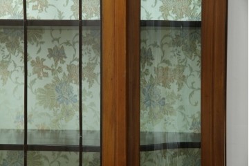 イギリスアンティーク　マホガニー材　象嵌入り　深みのある色合いが高級感を漂わせるキャビネット　(R-068784)