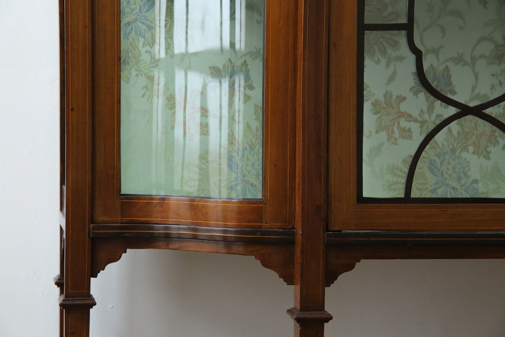 イギリスアンティーク　マホガニー材　象嵌入り　深みのある色合いが高級感を漂わせるキャビネット　(R-068784)