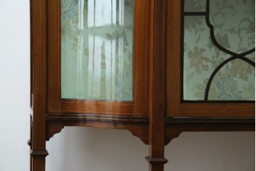 イギリスアンティーク　マホガニー材　象嵌入り　深みのある色合いが高級感を漂わせるキャビネット　(R-068784)