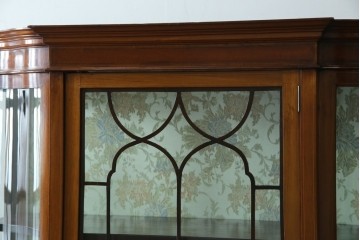 イギリスアンティーク　マホガニー材　象嵌入り　深みのある色合いが高級感を漂わせるキャビネット　(R-068784)