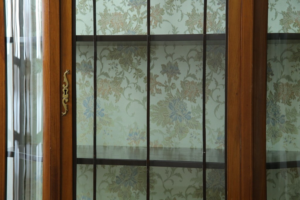 イギリスアンティーク　マホガニー材　象嵌入り　深みのある色合いが高級感を漂わせるキャビネット　(R-068784)