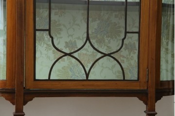 イギリスアンティーク　マホガニー材　象嵌入り　深みのある色合いが高級感を漂わせるキャビネット　(R-068784)