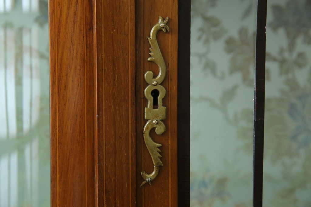 イギリスアンティーク　マホガニー材　象嵌入り　深みのある色合いが高級感を漂わせるキャビネット　(R-068784)