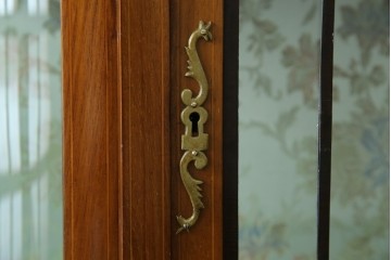 イギリスアンティーク　マホガニー材　象嵌入り　深みのある色合いが高級感を漂わせるキャビネット　(R-068784)