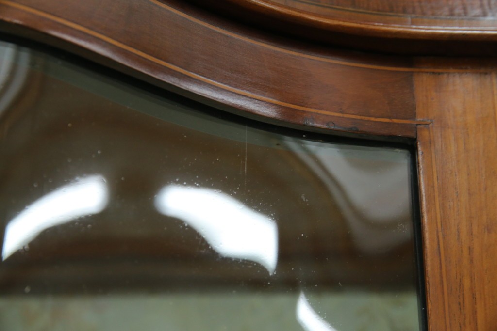 イギリスアンティーク　マホガニー材　象嵌入り　深みのある色合いが高級感を漂わせるキャビネット　(R-068784)