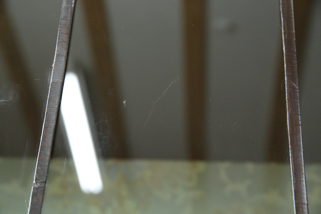 イギリスアンティーク　マホガニー材　象嵌入り　深みのある色合いが高級感を漂わせるキャビネット　(R-068784)