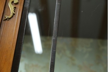 イギリスアンティーク　マホガニー材　象嵌入り　深みのある色合いが高級感を漂わせるキャビネット　(R-068784)