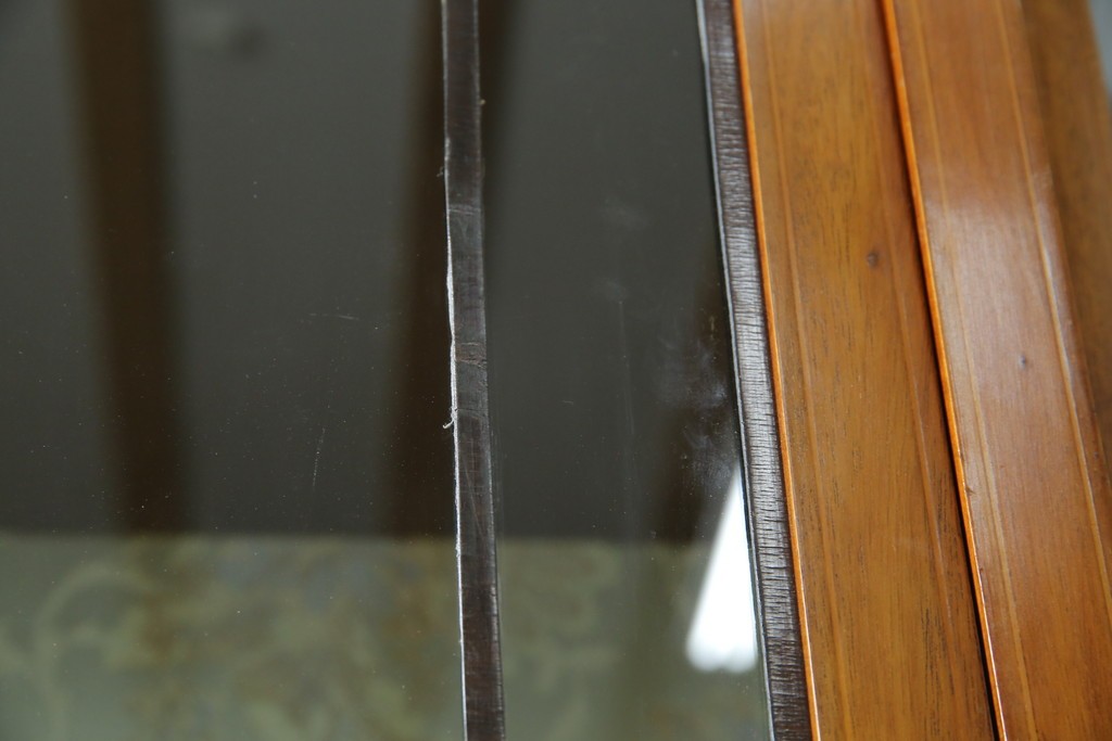 イギリスアンティーク　マホガニー材　象嵌入り　深みのある色合いが高級感を漂わせるキャビネット　(R-068784)