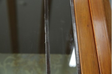 イギリスアンティーク　マホガニー材　象嵌入り　深みのある色合いが高級感を漂わせるキャビネット　(R-068784)