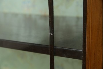 イギリスアンティーク　マホガニー材　象嵌入り　深みのある色合いが高級感を漂わせるキャビネット　(R-068784)