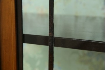 イギリスアンティーク　マホガニー材　象嵌入り　深みのある色合いが高級感を漂わせるキャビネット　(R-068784)