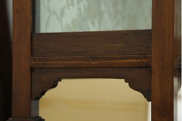 イギリスアンティーク　マホガニー材　象嵌入り　深みのある色合いが高級感を漂わせるキャビネット　(R-068784)