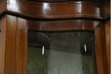 イギリスアンティーク　マホガニー材　象嵌入り　深みのある色合いが高級感を漂わせるキャビネット　(R-068784)