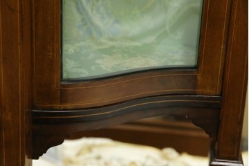 イギリスアンティーク　マホガニー材　象嵌入り　深みのある色合いが高級感を漂わせるキャビネット　(R-068784)