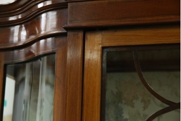 イギリスアンティーク　マホガニー材　象嵌入り　深みのある色合いが高級感を漂わせるキャビネット　(R-068784)