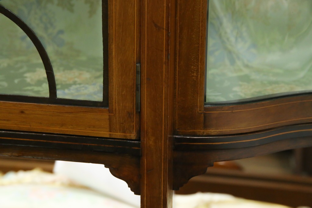 イギリスアンティーク　マホガニー材　象嵌入り　深みのある色合いが高級感を漂わせるキャビネット　(R-068784)