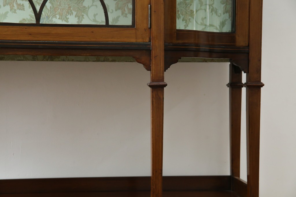 イギリスアンティーク　マホガニー材　象嵌入り　深みのある色合いが高級感を漂わせるキャビネット　(R-068784)