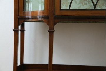 イギリスアンティーク　マホガニー材　象嵌入り　深みのある色合いが高級感を漂わせるキャビネット　(R-068784)