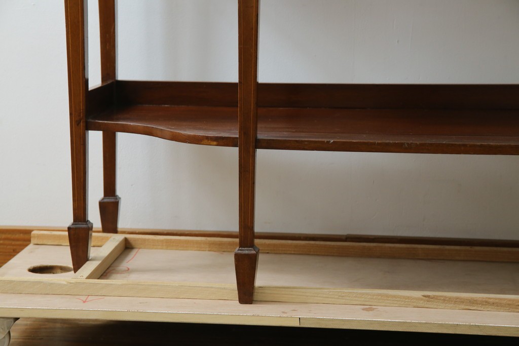 イギリスアンティーク　マホガニー材　象嵌入り　深みのある色合いが高級感を漂わせるキャビネット　(R-068784)