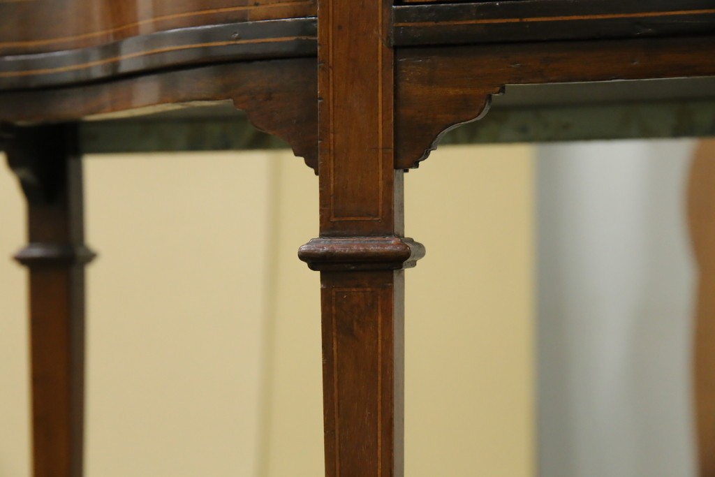 イギリスアンティーク　マホガニー材　象嵌入り　深みのある色合いが高級感を漂わせるキャビネット　(R-068784)