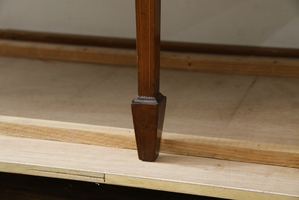 イギリスアンティーク　マホガニー材　象嵌入り　深みのある色合いが高級感を漂わせるキャビネット　(R-068784)