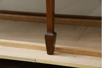 イギリスアンティーク　マホガニー材　象嵌入り　深みのある色合いが高級感を漂わせるキャビネット　(R-068784)