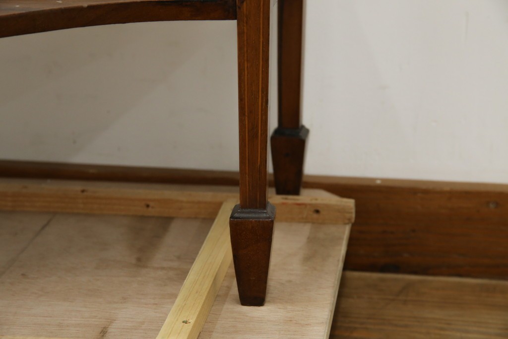 イギリスアンティーク　マホガニー材　象嵌入り　深みのある色合いが高級感を漂わせるキャビネット　(R-068784)