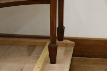 イギリスアンティーク　マホガニー材　象嵌入り　深みのある色合いが高級感を漂わせるキャビネット　(R-068784)