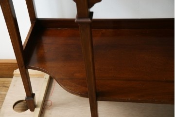 イギリスアンティーク　マホガニー材　象嵌入り　深みのある色合いが高級感を漂わせるキャビネット　(R-068784)