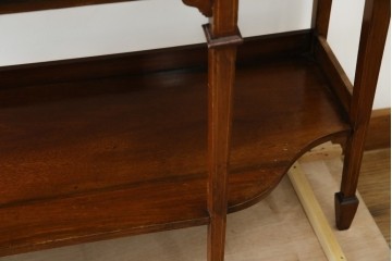 イギリスアンティーク　マホガニー材　象嵌入り　深みのある色合いが高級感を漂わせるキャビネット　(R-068784)