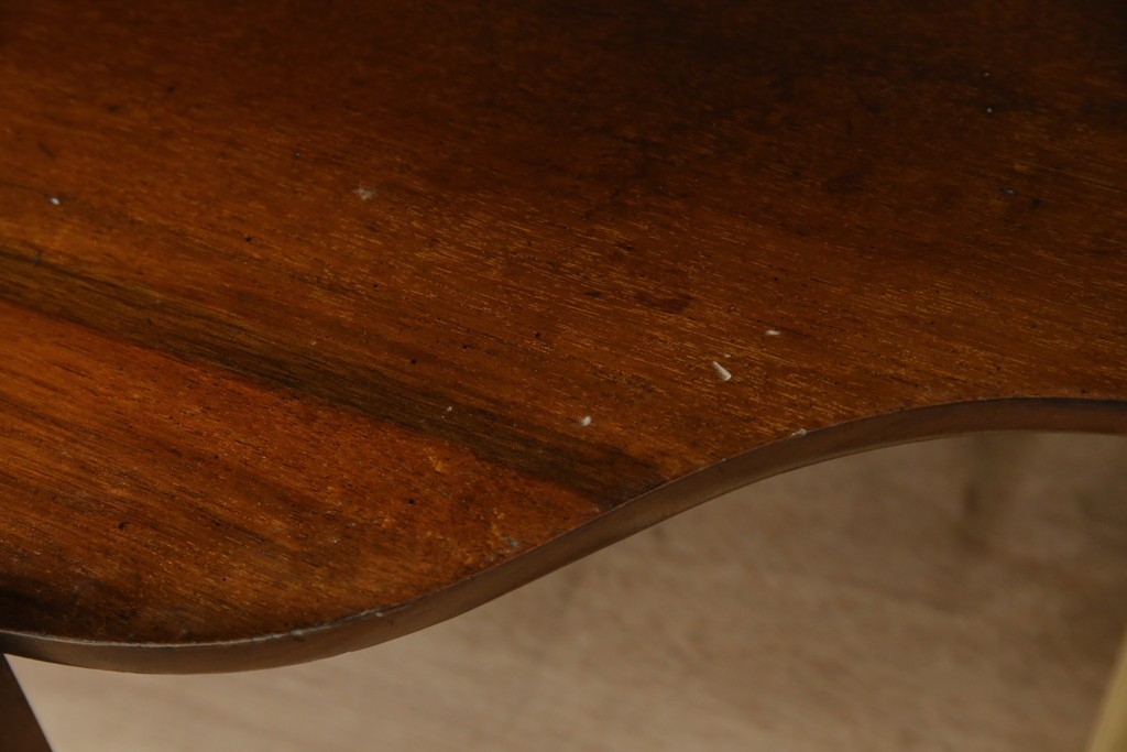 イギリスアンティーク　マホガニー材　象嵌入り　深みのある色合いが高級感を漂わせるキャビネット　(R-068784)