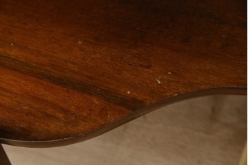 イギリスアンティーク　マホガニー材　象嵌入り　深みのある色合いが高級感を漂わせるキャビネット　(R-068784)