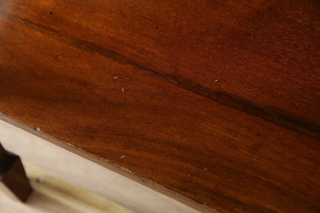 イギリスアンティーク　マホガニー材　象嵌入り　深みのある色合いが高級感を漂わせるキャビネット　(R-068784)