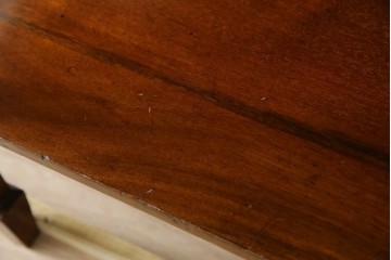 イギリスアンティーク　マホガニー材　象嵌入り　深みのある色合いが高級感を漂わせるキャビネット　(R-068784)