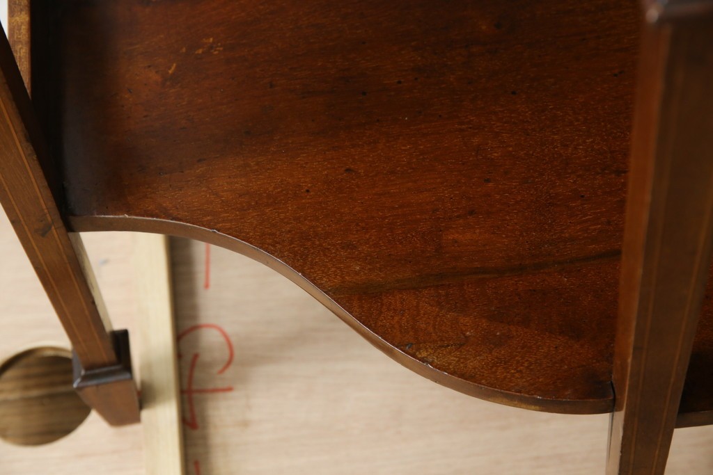 イギリスアンティーク　マホガニー材　象嵌入り　深みのある色合いが高級感を漂わせるキャビネット　(R-068784)