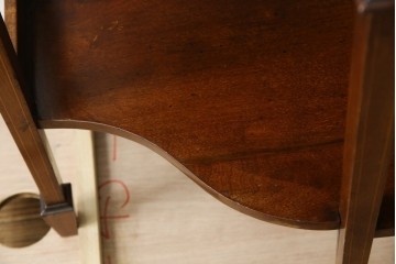 イギリスアンティーク　マホガニー材　象嵌入り　深みのある色合いが高級感を漂わせるキャビネット　(R-068784)