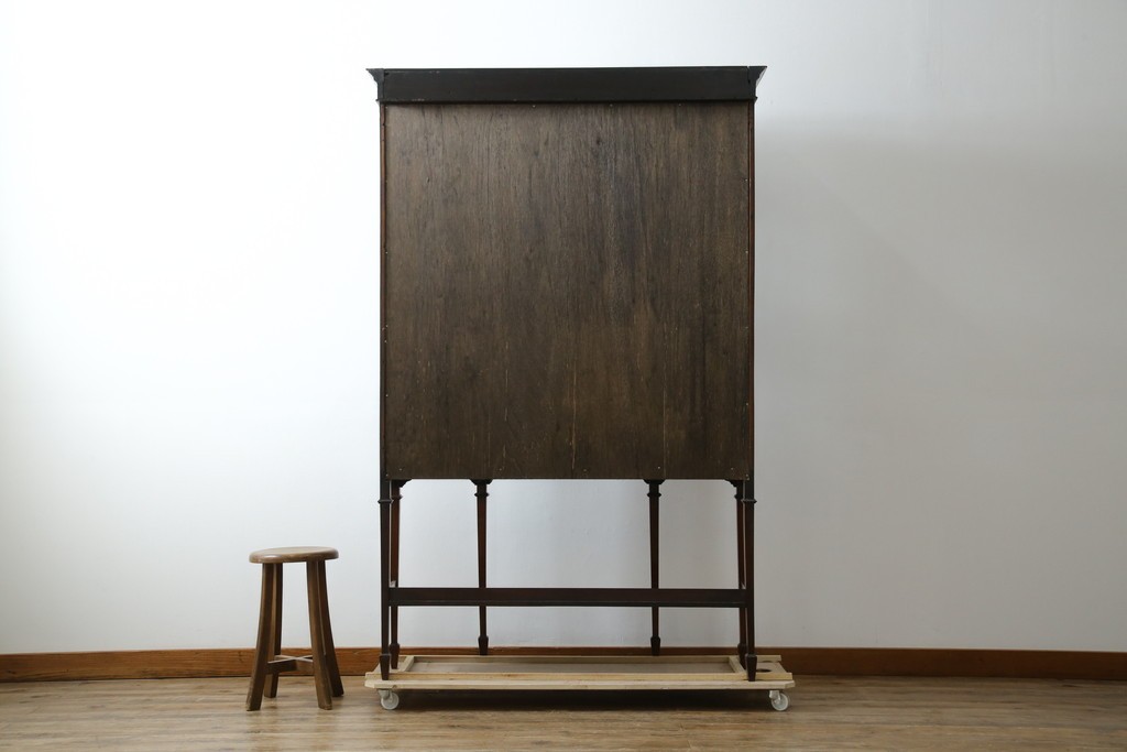 イギリスアンティーク　マホガニー材　象嵌入り　深みのある色合いが高級感を漂わせるキャビネット　(R-068784)