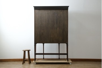 イギリスアンティーク　マホガニー材　象嵌入り　深みのある色合いが高級感を漂わせるキャビネット　(R-068784)