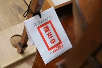 イギリスアンティーク　マホガニー材　象嵌入り　深みのある色合いが高級感を漂わせるキャビネット　(R-068784)