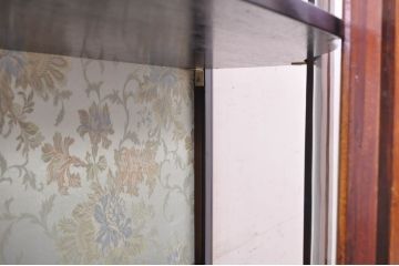 イギリスアンティーク　マホガニー材　象嵌入り　深みのある色合いが高級感を漂わせるキャビネット(キュリオケース、ガラスケース、コレクションケース、飾り棚、陳列棚、英国)(R-068784)