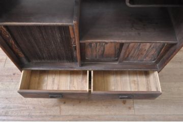 和製アンティーク　渋い佇まいが魅力的なシャッター扉(蛇腹扉)付き黒柿茶箪笥(茶棚、戸棚、収納棚、違い棚)(R-068788)