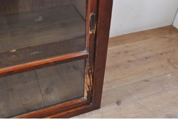 和製アンティーク　レトロな佇まいが魅力的な薄型収納棚(キャビネット、戸棚、食器棚、飾り棚、ガラスケース、店舗什器、本箱、ブックケース)(R-068792)
