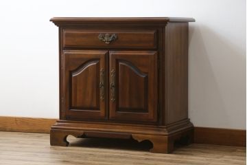 中古　高級アメリカ輸入家具　小振りなサイズが使いやすいサイドキャビネット(サイドテーブル、ナイトテーブル、収納棚)(R-068795)